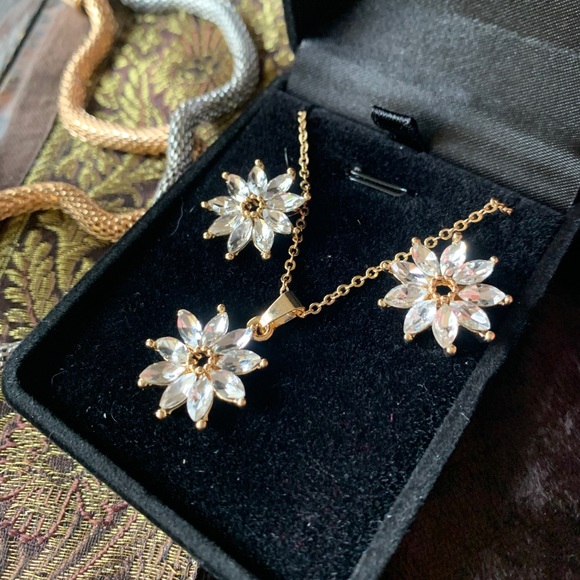 Beautiful 18k gold filled flower crystals set NIB - Picture 5 of 5